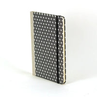 Wochenplaner-A5-2025-Chiyogami-geometrisch-asanohamuster-weiss-schwarz-cover-seitlich-vorn