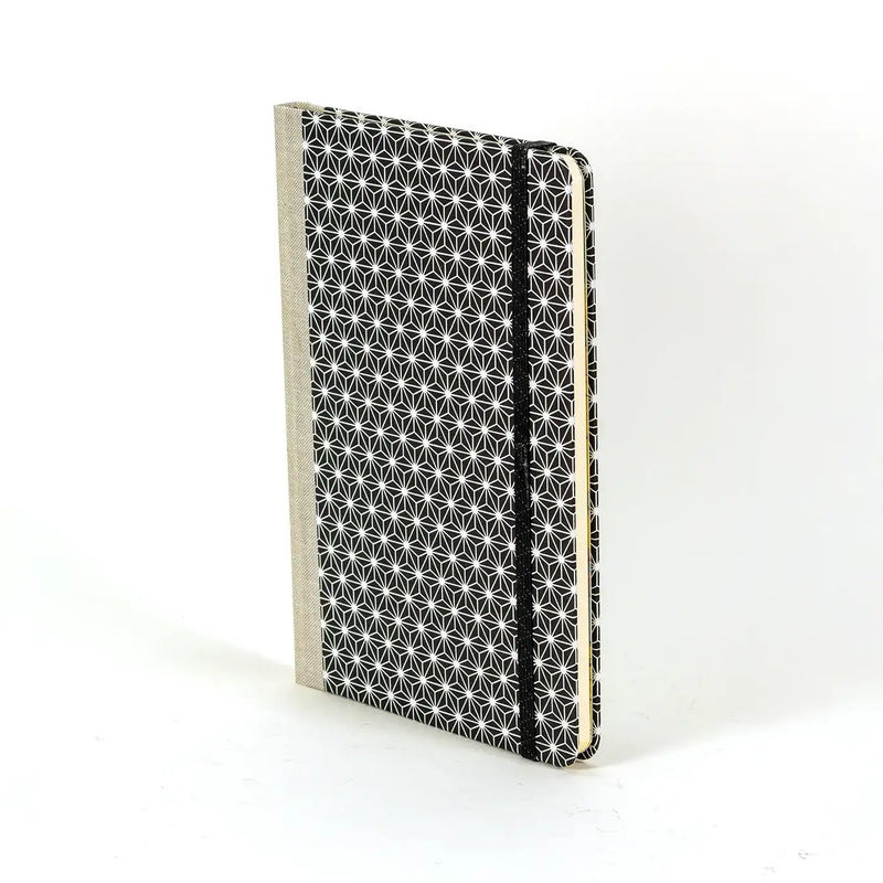Wochenplaner-A5-2025-Chiyogami-geometrisch-asanohamuster-weiss-schwarz-cover-seitlich-vorn