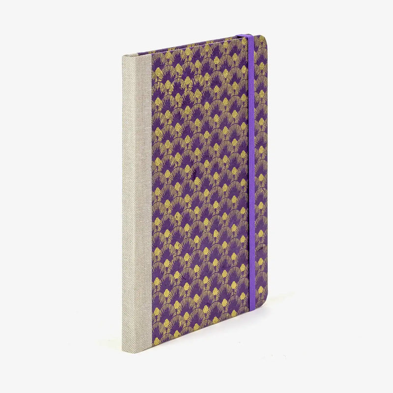 Wochenplaner-A5-2025-Lokta-PApier-HAifischhaut-gold-auf-Purple-cover-seitlich-hinten