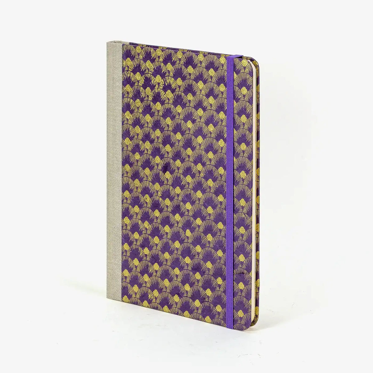 Wochenplaner-A5-2025-Lokta-PApier-HAifischhaut-gold-auf-Purple-cover-seitlich-vorn-1