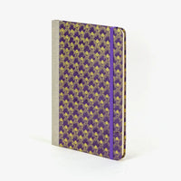 Wochenplaner-A5-2025-Lokta-PApier-HAifischhaut-gold-auf-Purple-cover-seitlich-vorn-1