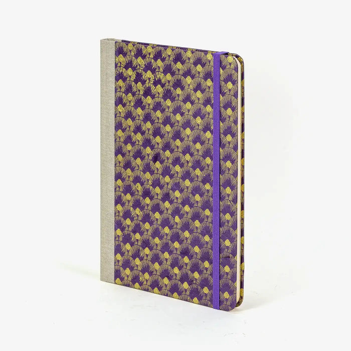 Wochenplaner-A5-2025-Lokta-PApier-HAifischhaut-gold-auf-Purple-cover-seitlich-vorn-1