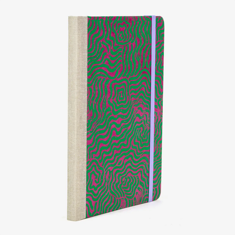 Wochenplaner-A5-2025-Lokta-PApier-lAbyrinth-pink-auf-gruen-cover-seitlich-hinten