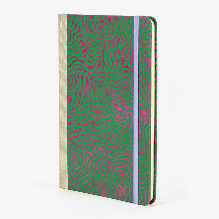 Wochenplaner-A5-2025-Lokta-PApier-lAbyrinth-pink-auf-gruen-cover-seitlich-vorn
