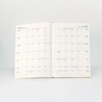 Wochenplaner-A5-2025-Monatsansicht-Buch-aufgeschlagen