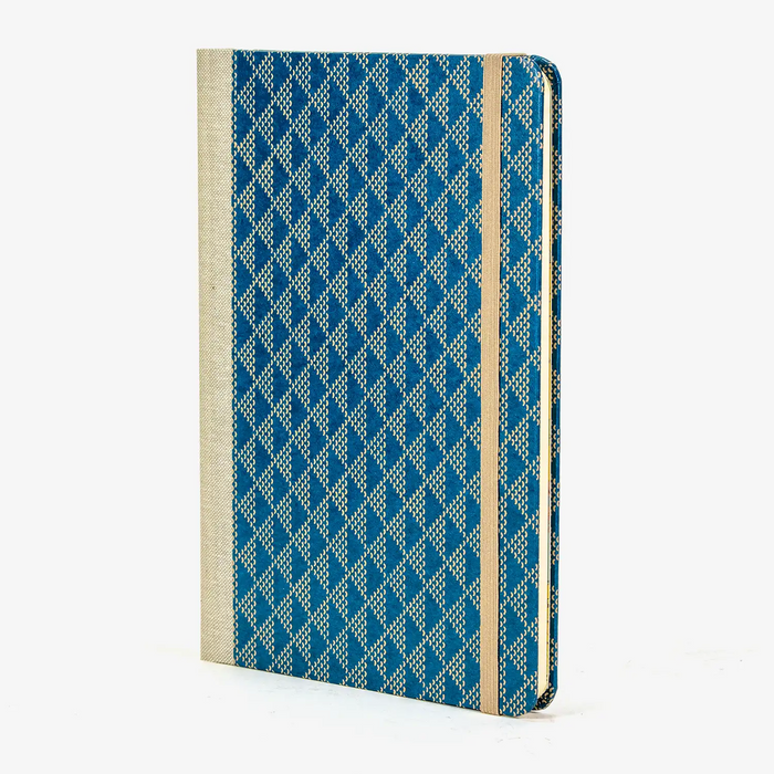 Wochenplaner-A5-2025-japanisches-LAckpapier-Dots-dreieck-beige-auf-blau-cover-seitlich-vorn