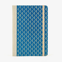 Wochenplaner-A5-2025-japanisches-LAckpapier-Dots-dreieck-beige-auf-blau-cover-vorn