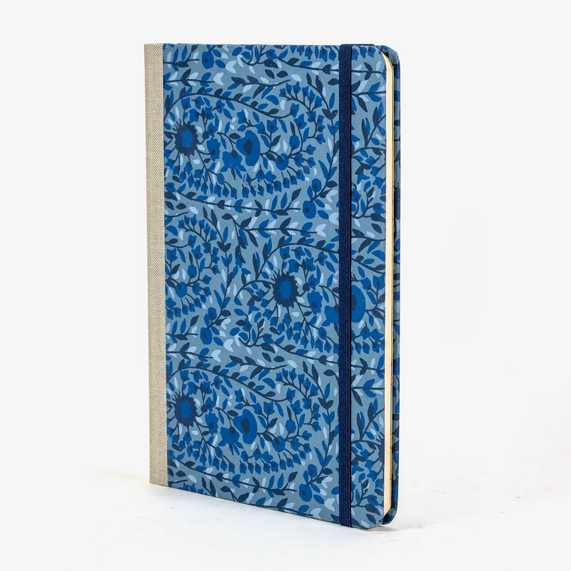 Wochenplaner-A5-2025-recy-Siebdruckpapier-blumen-ornament-blau-cover-seitlich-vorn