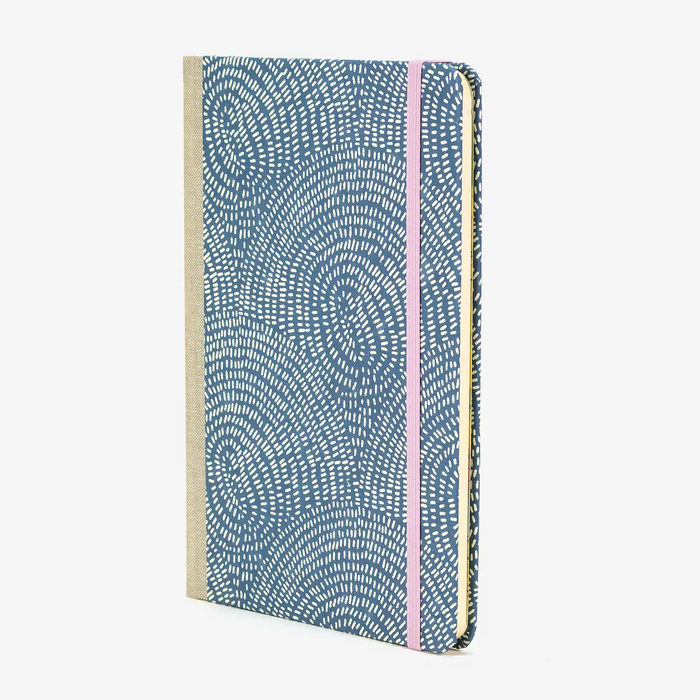 Wochenplaner-A5-2025-recy-Siebdruckpapier-dots-ornament-blau-cover-seitlich-vorn