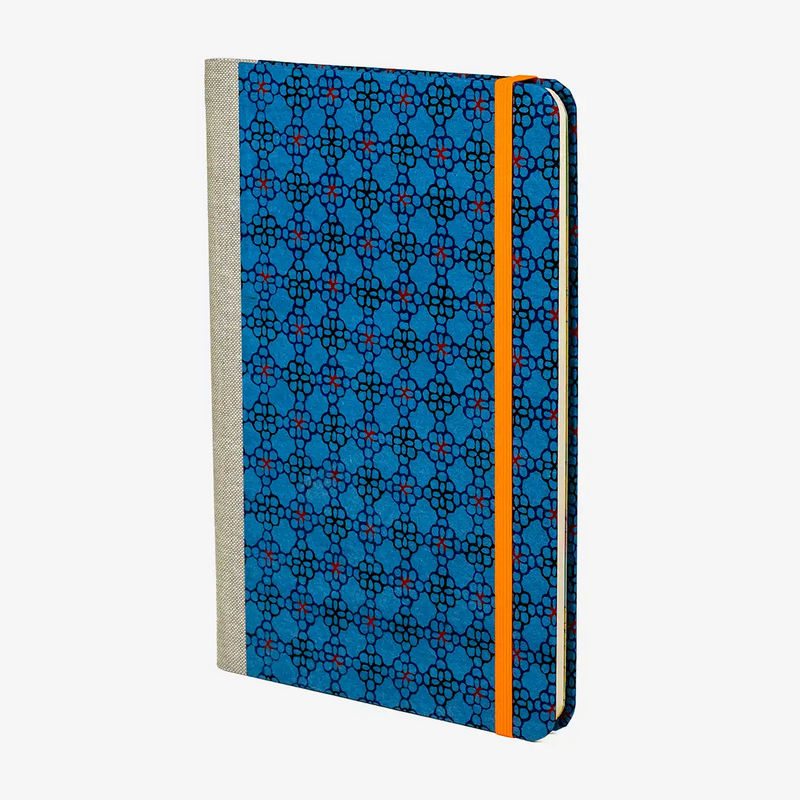 Wochenplaner-A5-fuer-2026-Einband-aus-KAtazome-Shi-Blumenornament-blau-produktansicht-seitlich-von-vorn