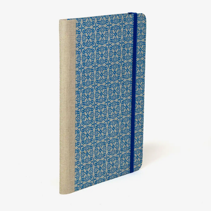 Wochenplaner-A5-fuer-2026-Einband-aus-Loktapapier-Ornament-blau-auf-Hellblau-produktansicht-seitlich-von-hinten