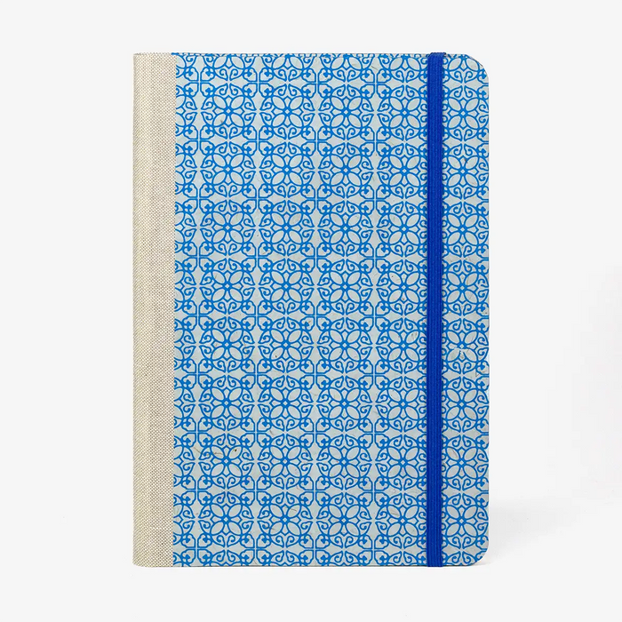 Wochenplaner-A5-fuer-2026-Einband-aus-Loktapapier-Ornament-blau-auf-Hellblau-produktansicht-von-vorn