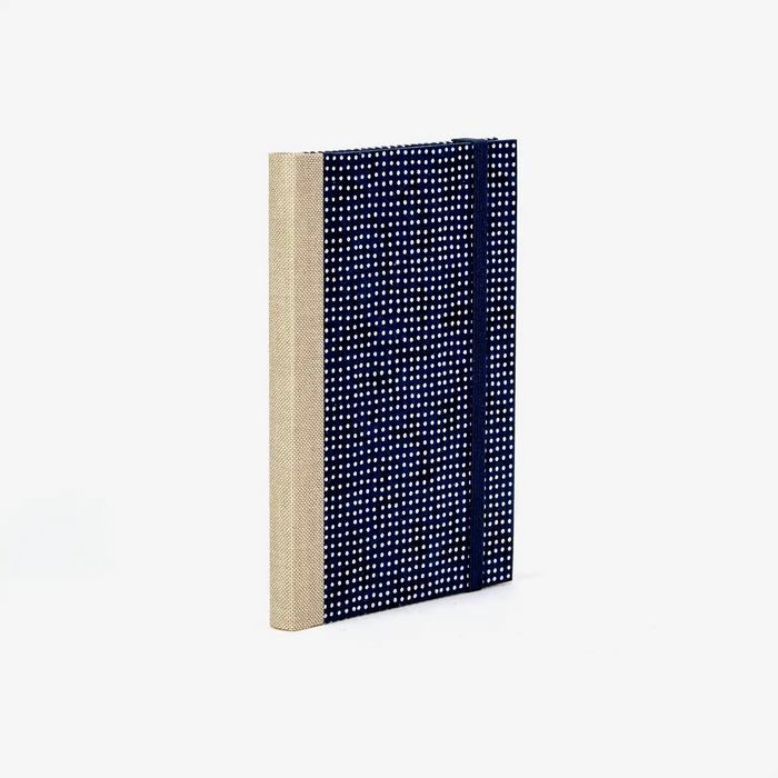 Wochenplaner-A6-2025-Chiyogami-Dots-weiss-auf-blau-cover-ansicht-seitlich-hinten
