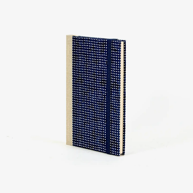 Wochenplaner-A6-2025-Chiyogami-Dots-weiss-auf-blau-cover-ansicht-seitlich-vorn