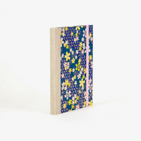 Wochenplaner-A6-2025-Chiyogami-Floral-Traditional-Flower-Pattern-blue-n01-cover-ansicht-seitlich-hinten