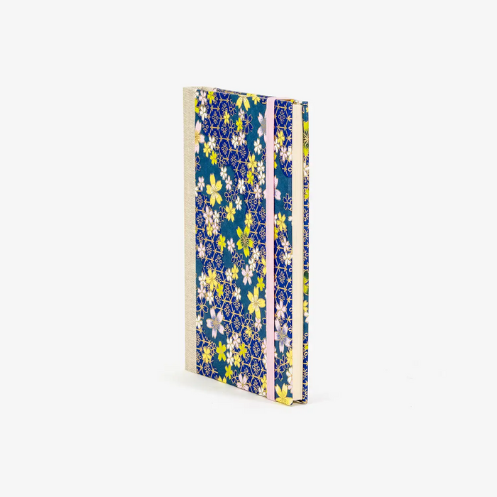 Wochenplaner-A6-2025-Chiyogami-Floral-Traditional-Flower-Pattern-blue-n01-cover-ansicht-seitlich-vorn