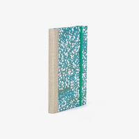 Wochenplaner-A6-2025-Chiyogami-Floral-kleine-weisse-Blueten-am-Busch-auf-Hellblau-cover-ansicht-seitlich-hinten