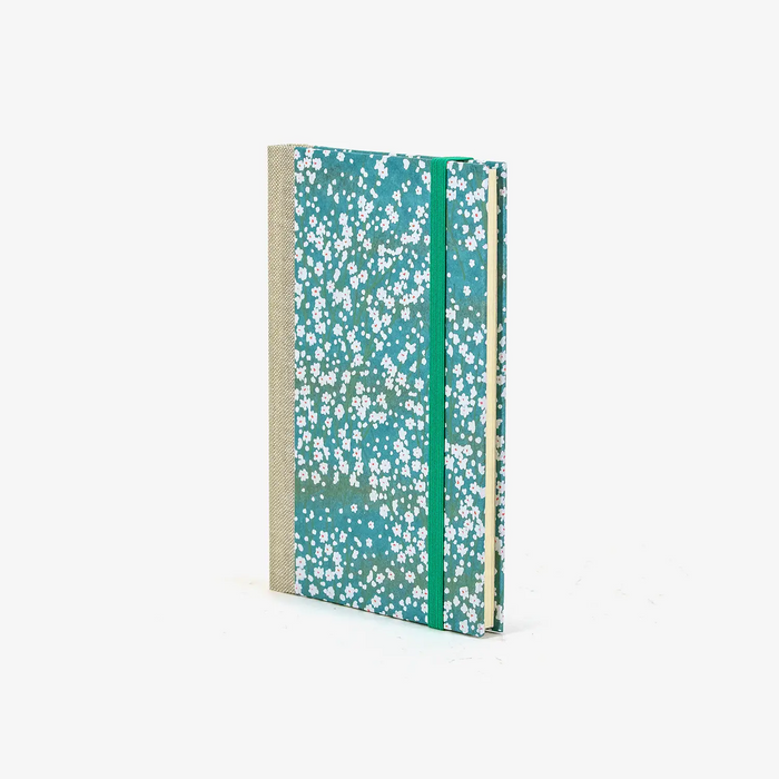 Wochenplaner-A6-2025-Chiyogami-Floral-kleine-weisse-Blueten-am-Busch-auf-Hellblau-cover-ansicht-seitlich-vorn