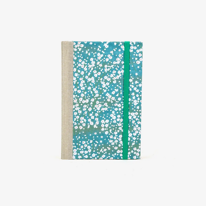 Wochenplaner-A6-2025-Chiyogami-Floral-kleine-weisse-Blueten-am-Busch-auf-Hellblau-cover-ansicht-vorn