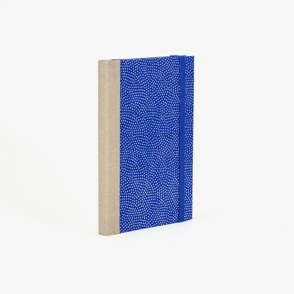 Wochenplaner-A6-2025-Chiyogami-Haifischhaut-Silber-auf-blau-cover-ansicht-seitlich-hinten