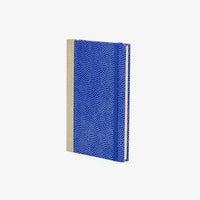 Wochenplaner-A6-2025-Chiyogami-Haifischhaut-Silber-auf-blau-cover-ansicht-seitlich-vorn