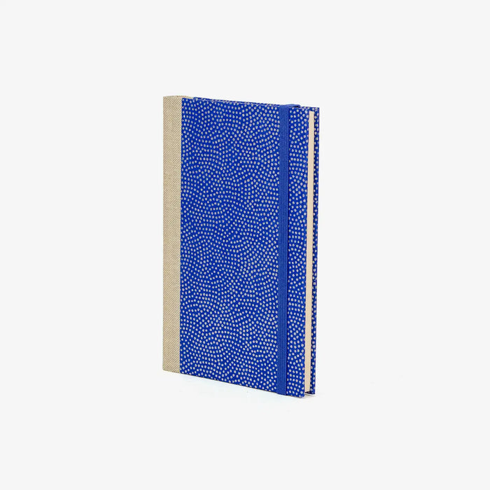 Wochenplaner-A6-2025-Chiyogami-Haifischhaut-Silber-auf-blau-cover-ansicht-seitlich-vorn