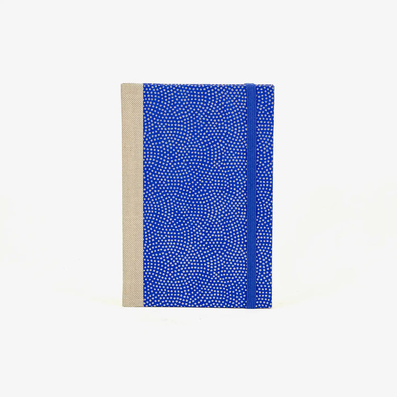 Wochenplaner-A6-2025-Chiyogami-Haifischhaut-Silber-auf-blau-cover-ansicht-vorn