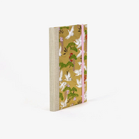 Wochenplaner-A6-2025-Chiyogami-Kraniche-Weiss-auf-gold-cover-ansicht-seitlich-hinten