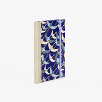 Wochenplaner-A6-2025-Chiyogami-Kraniche-Weiss-hellblau-grau-auf-blau-cover-ansicht-seitlich-hinten