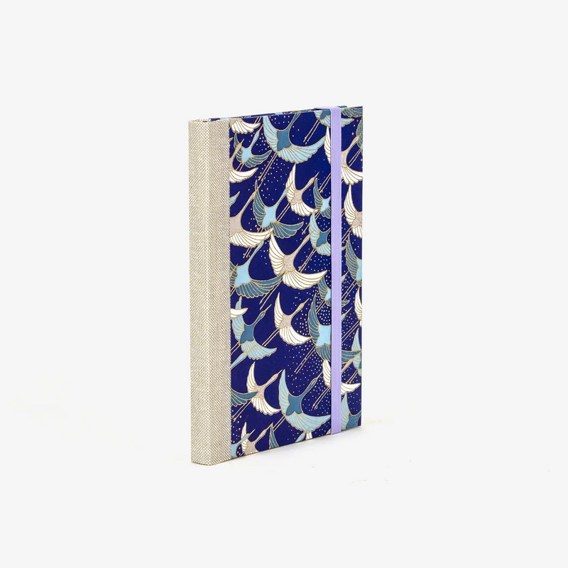 Wochenplaner-A6-2025-Chiyogami-Kraniche-Weiss-hellblau-grau-auf-blau-cover-ansicht-seitlich-hinten
