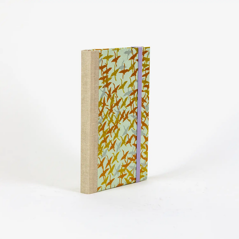 Wochenplaner-A6-2025-Chiyogami-Kraniche-gold-kupfer-silber-auf-mint-cover-ansicht-seitlich-hinten