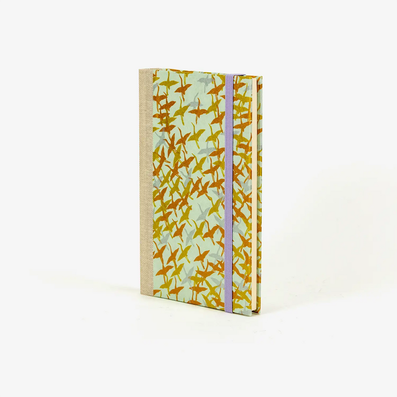 Wochenplaner-A6-2025-Chiyogami-Kraniche-gold-kupfer-silber-auf-mint-cover-ansicht-seitlich-vorn