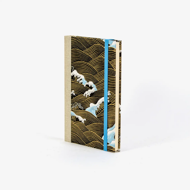 Wochenplaner-A6-2025-Chiyogami-Nami-gold-weiss-blau-auf-schwarzcover-ansicht-seitlich-vorn
