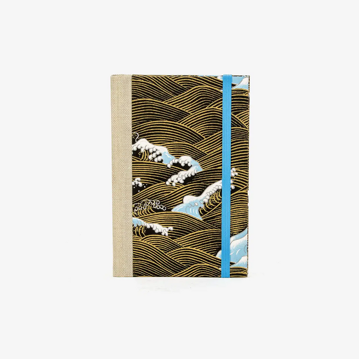 Wochenplaner-A6-2025-Chiyogami-Nami-gold-weiss-blau-auf-schwarzcover-ansicht-vorn