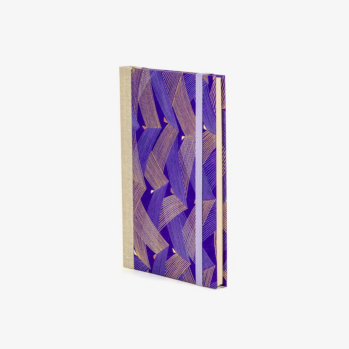Wochenplaner-A6-2025-Chiyogami-Saitenspiel-purple-cover-ansicht-seitlich-vorn