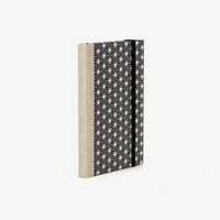Wochenplaner-A6-2025-Chiyogami-asanoha-weiss-auf-schwarz-cover-ansicht-seitlich-hinten