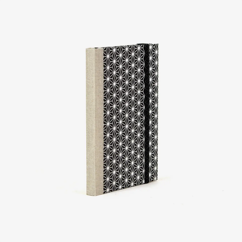 Wochenplaner-A6-2025-Chiyogami-asanoha-weiss-auf-schwarz-cover-ansicht-seitlich-hinten