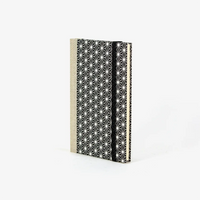 Wochenplaner-A6-2025-Chiyogami-asanoha-weiss-auf-schwarz-cover-ansicht-seitlich-vorn