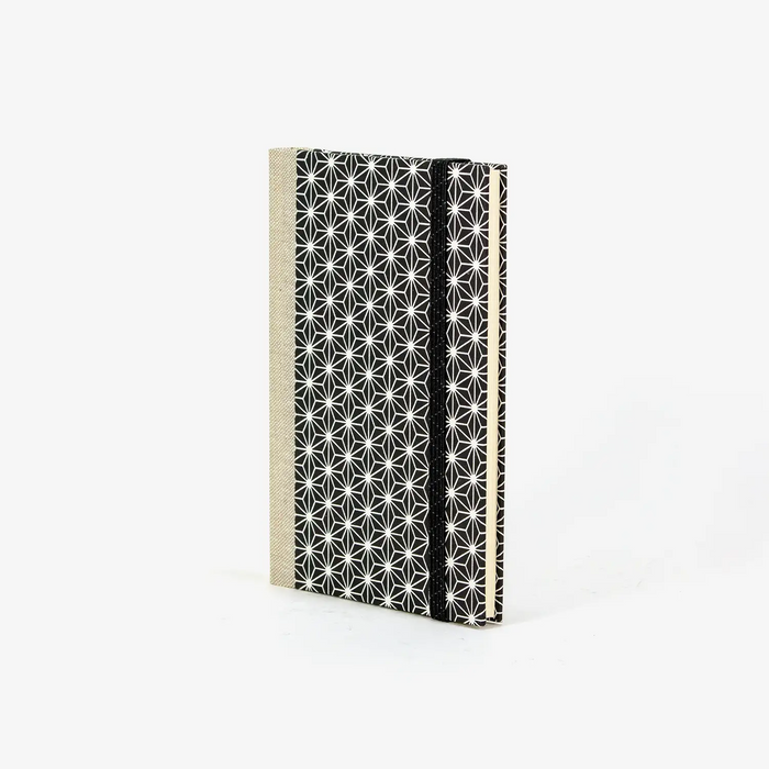 Wochenplaner-A6-2025-Chiyogami-asanoha-weiss-auf-schwarz-cover-ansicht-seitlich-vorn