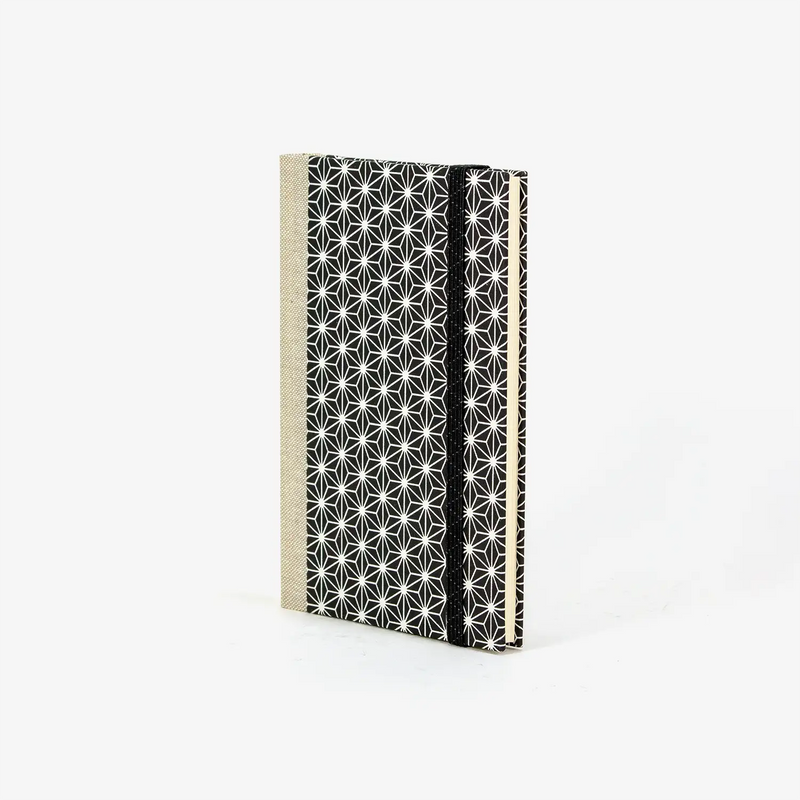 Wochenplaner-A6-2025-Chiyogami-asanoha-weiss-auf-schwarz-cover-ansicht-seitlich-vorn