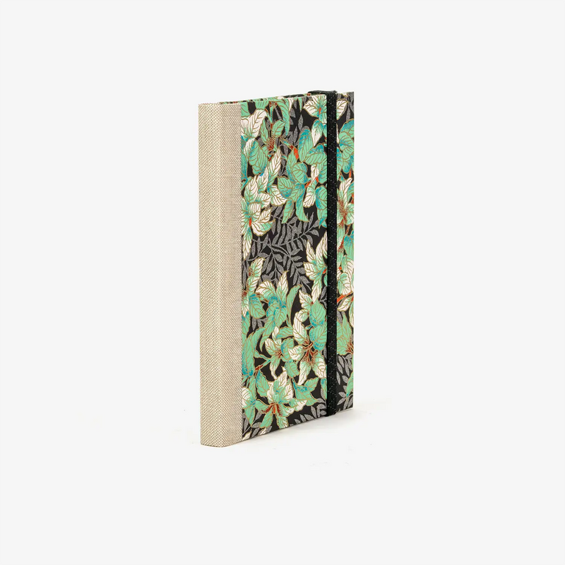 Wochenplaner-A6-2025-Chiyogami-blumenornamet-gruen-silber-auf-schwarz-cover-ansicht-seitlich-hinten