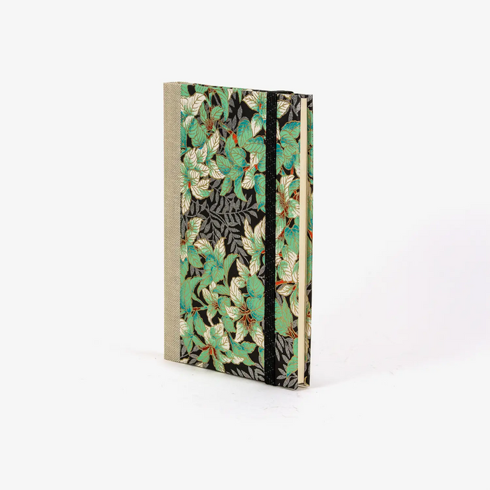 Wochenplaner-A6-2025-Chiyogami-blumenornamet-gruen-silber-auf-schwarz-cover-ansicht-seitlich-vorn