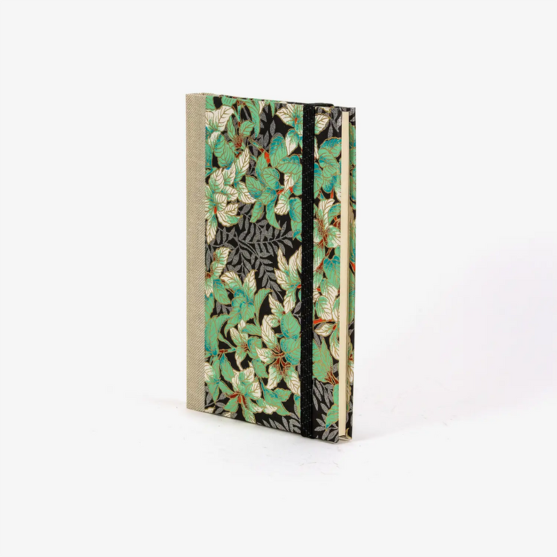 Wochenplaner-A6-2025-Chiyogami-blumenornamet-gruen-silber-auf-schwarz-cover-ansicht-seitlich-vorn