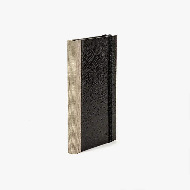 Wochenplaner-A6-2025-Lackpapier-Nami-schwarz-auf-schwarz-cover-ansicht-seitlich-hinten