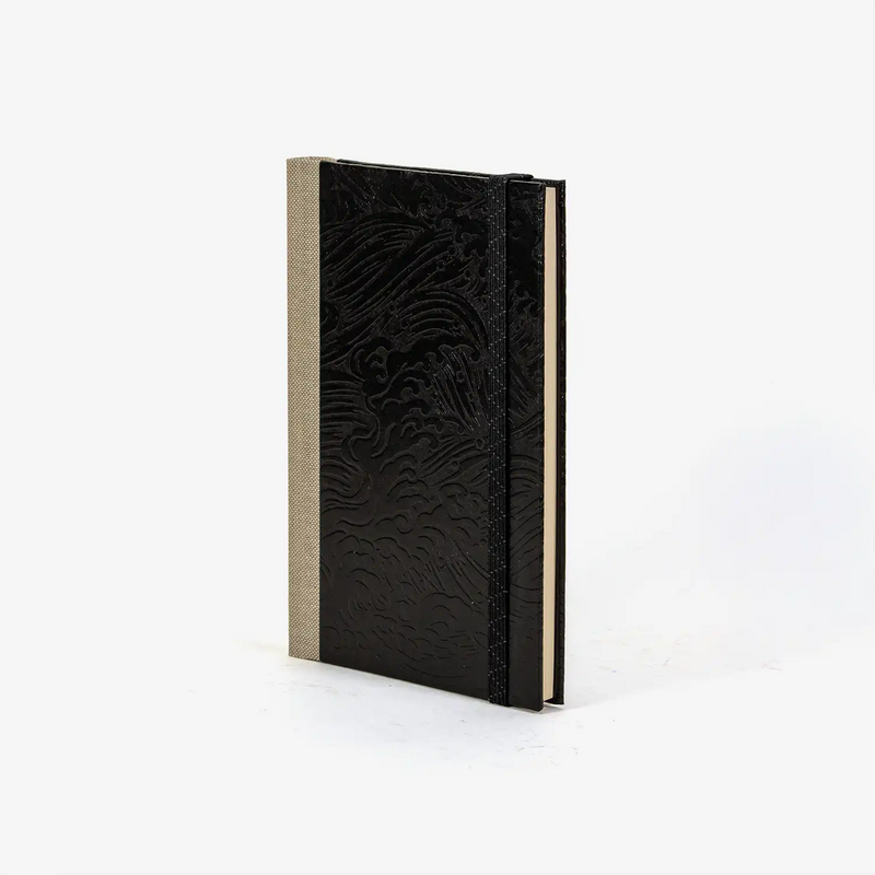 Wochenplaner-A6-2025-Lackpapier-Nami-schwarz-auf-schwarz-cover-ansicht-seitlich-vorn