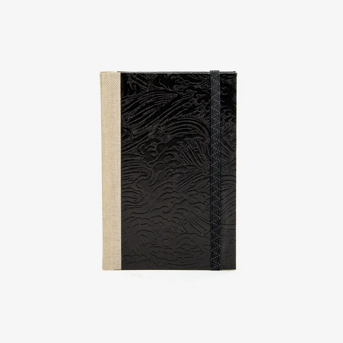 Wochenplaner-A6-2025-Lackpapier-Nami-schwarz-auf-schwarz-cover-ansicht-vorn