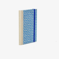 Wochenplaner-A6-2025-Loktapapier-Ornament-blau-auf-hellblau-cover-ansicht-seitlich-hinten