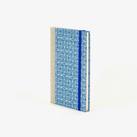 Wochenplaner-A6-2025-Loktapapier-Ornament-blau-auf-hellblau-cover-ansicht-seitlich-vorn