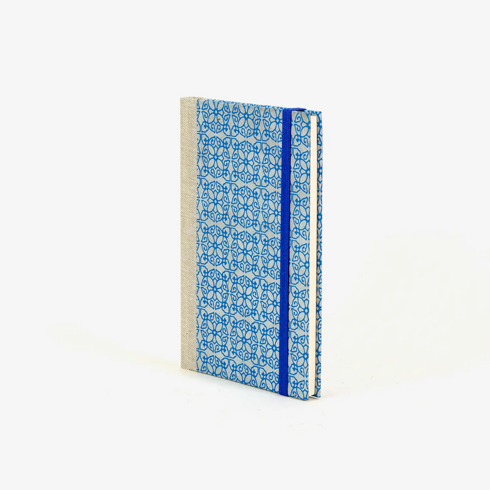 Wochenplaner-A6-2025-Loktapapier-Ornament-blau-auf-hellblau-cover-ansicht-seitlich-vorn