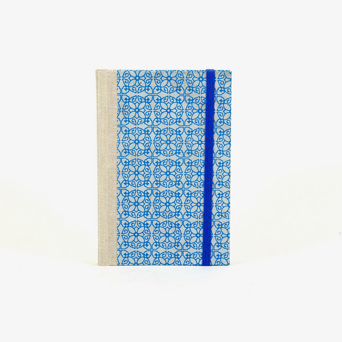 Wochenplaner-A6-2025-Loktapapier-Ornament-blau-auf-hellblau-cover-ansicht-vorn